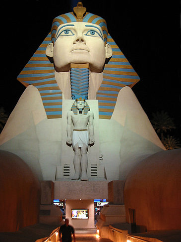 Hotel Luxor bei Nacht