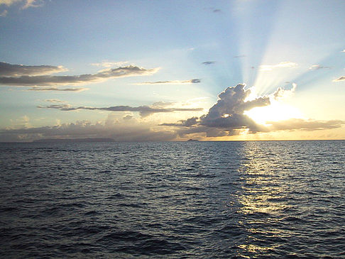 Sonnenuntergang über dem Meer von Kauai Fotos