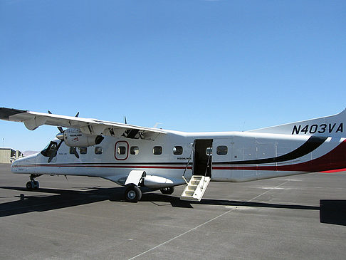 Flugzeug auf dem Landeplatz Fotos