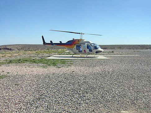 Hubschrauber auf Landeplatz Fotos